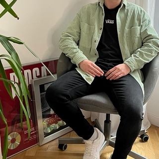 Une Voix ... Une transformation, une libération ! Voici le récit de Charlie Pâle, le jeune chanteur nous évoque sans fard les différentes étapes de sa transition ainsi que ses questionnements à travers un premier EP pop et intimiste
