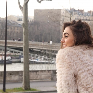 Découvrez en excusivité sur casting.fr l'une de nos membres: Célia Diane dans le court-métrage "Hours Pass By"