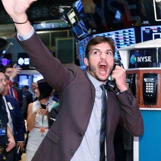 Ashton Kutcher était à Wall Street le mardi 6 août pour la promotion de son film "Jobs" !