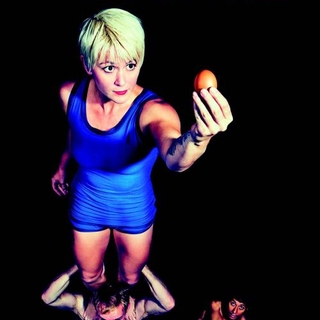 "Knee Deep", c'est Trois hommes et une petite femme qui défient les lois de la gravité !