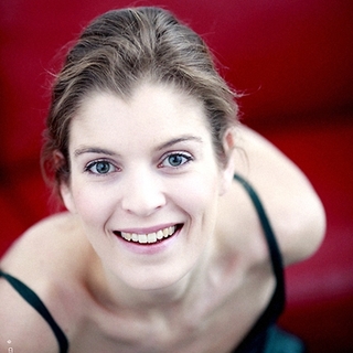 Initier les enfants à la langue des signes grâce à l'art et la scène, le défi de Sophie d'Olce, comédienne et directrice artistique de la Compagnie Maya