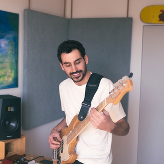 Commencer la musique sur le tard et sortir un album... c'est le défi fou relevé par Martin Pla alias Flat Mat, chanteur et musicien qui dévoile son premier album "Carefree"