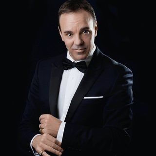 Rencontre avec un crooner des temps modernes : Roberto Colleta, chanteur et musicien sicilien au succès fou !
