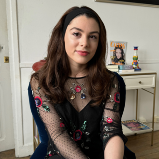 "Je devais courir après le lycée pour passer des castings" : Rencontre avec la comédienne et chanteuse Alexandra Eva, l'artiste à suivre de près cette année !