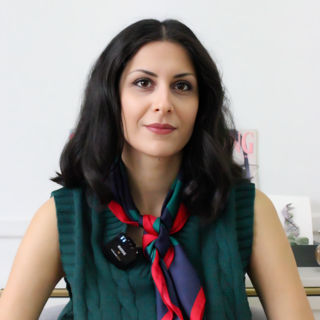 Devenir chanteuse lyrique, don ou travail ? On en discute avec Anousha Nazari, à l’occasion de la sortie de son nouvel album “In Vino Veritas”