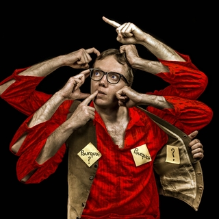 Pierre Beyssac chanteur burlesque et clown rêveur vous présente son spectacle « Pop Cousine » au Festival de l'humour Méjannes-le-Clap