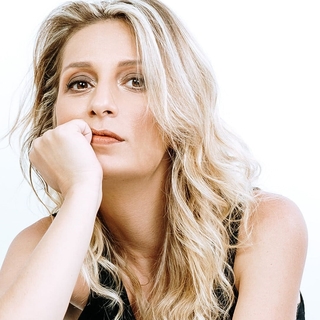 mariaFausta, chanteuse et multi-instrumentiste à carrière internationale nous parle de son parcours et de ses formations musicales.