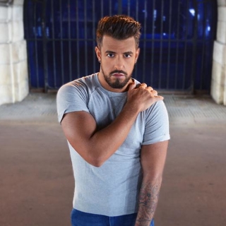 Maxime Marien, chanteur et coach vocal, formé à l'américaine est le coach vocal de la formation Vocal Music Performing