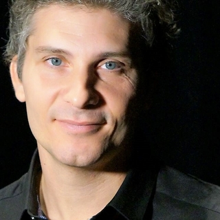 Retrouvez Vicent Caire, le metteur en scène actuellement au Théâtre Le Ranelagh avec la pièce " Le dindon "