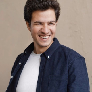 “À 3 ans et demi, j’ai su que je voulais faire ce métier” : L’humoriste Vincent Seroussi répond à nos questions à l'occasion de son nouveau spectacle “Bien élevé”