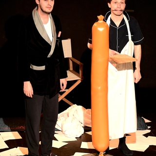 L'art est-il essentiel ? Le comédien Grégoire Roqueplo aborde cette question avec humour dans "Ceci n'est pas une saucisse", une comédie co-écrite avec Alexis Chevalier