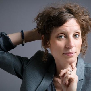 Pour Stéphanie Jarroux: "Rire, c’est s’arrêter deux minutes pour souffler et repartir rechargée !". Découvrez l'interview de cette artiste à la reconversion improbable !