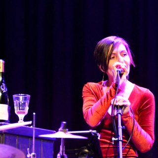 Zoom sur la comédienne et chanteuse Emma Demay, que vous pouvez retrouver dans le spectacle musical "Nougaro, ou ma fabuleuse histoire d'amour avec Marie-Christine"