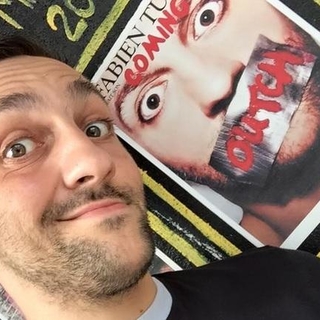 "Faire son Coming Outch ça fait du bien!" dixit Fabien Tucci. Humoriste survolté,  découvrez les coulisses de son inspiration et ses débuts en tout intimité