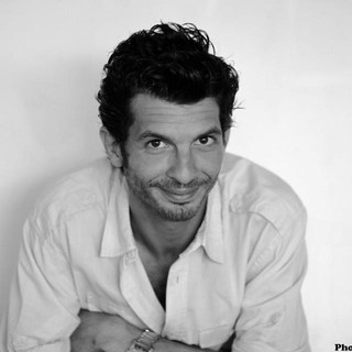 Romain Thunin artiste multi-talents aux multi-projets, dans la pièce Accouchement sous ex !