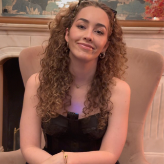 "Ça devient plus commun d’avoir des chansons en plusieurs langues" : On célèbre la diversité culturelle avec la chanteuse cosmopolite Ayiiti
