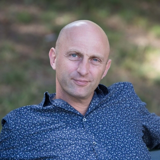 “Un comédien peut tricher avec ses émotions. Pas un clown” : Les secrets du métier de clown avec David Braun, metteur en scène et comédien à l’affiche du spectacle “Entendez-vous”