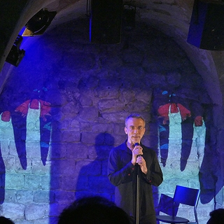 La musique comme refuge... les confessions intimes de Laurent Viel, à l'affiche du spectacle "L'Homme Femme" au Théâtre Essaïon.