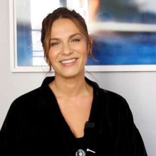 “Il ne faut pas hésiter à passer par la fenêtre quand on vous ferme la porte” : Entre cinéma et musique, Elisa Tovati nous partage les anecdotes de sa carrière bien remplie