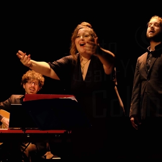 La comédienne Valentine rend hommage à la chanteuse Maurane dans « Qui étais-tu Maurane ? », un spectacle bouleversant qui mêle humour et émotion