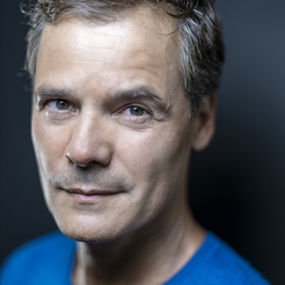 Le talentueux comédien Antonio Interlandi vous raconte tout sur son rôle original dans "Mauvaise petite fille blonde"