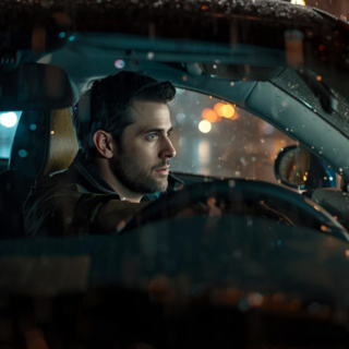 Casting homme et femme avec voiture foncée pour tournage film