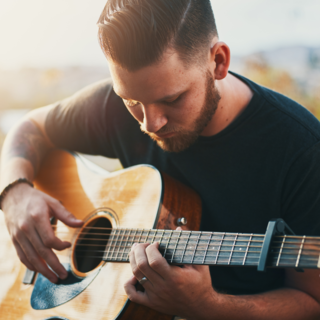 Casting comédien entre 20 et 25 ans sachant jouer de la batterie ou de la guitare pour rôle dans série Arte