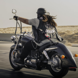 Casting homme et femme biker entre 30 et 50 ans pour série Netflix réalisée par Dany Boon