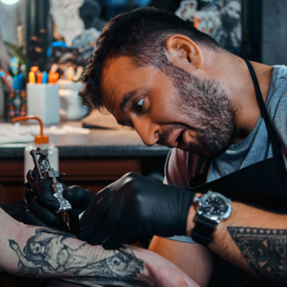 Casting tatoueur homme de tout âge pour silhouette muette dans film