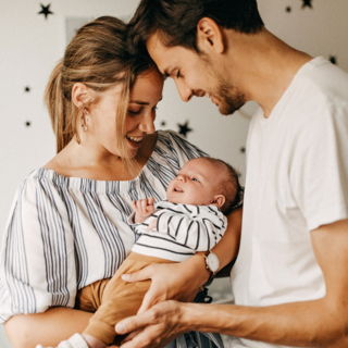 Casting couple homme et femme entre 25 et 45 ans et bébé de moins de 3 semaines pour publicité réseaux sociaux