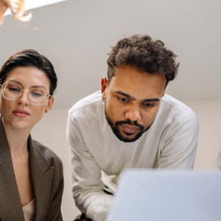 Casting homme et femme entre 25 et 70 ans pour silhouette dans série TV