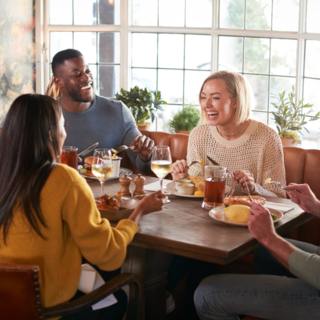 Casting homme et femme pour silhouette dans une publicité