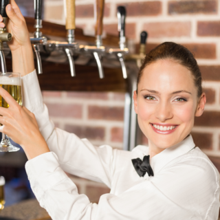 Casting barman et barmaid entre 25 et 35 ans pour projet publicitaire avec marque d'alcool