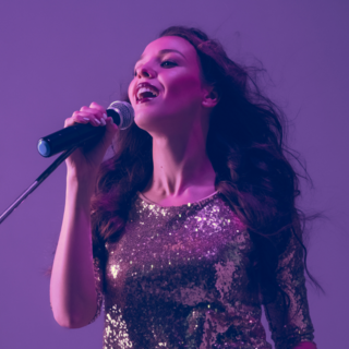 Casting chanteuse professionnelle pour séances de chant collectif avec un public sénior