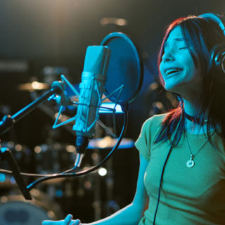 Casting voix off britannique femme entre 30 et 45 ans pour enregistrement studio