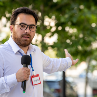 Casting homme entre 30 et 45 ans pour silhouette parlante dans série Netflix La Cage