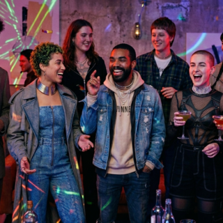 Casting figurant homme et femme entre 18 et 40 ans avec des looks stylés pour une scène en soirée dans un court métrage