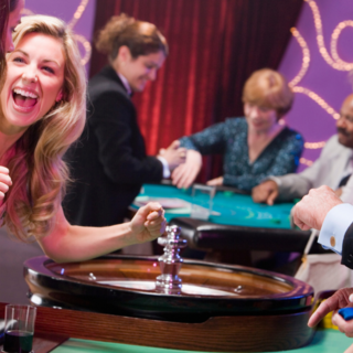 Casting homme et femme entre 45 et 65 ans pour shooting photo casino