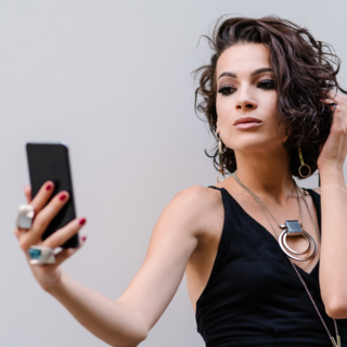 Casting femme influenceuse entre 18 et 35 ans pour tournage vidéo réseaux sociaux