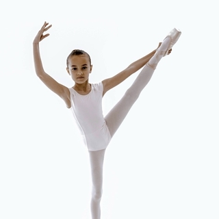 Livia fait ses premiers pas artistiques, entre l'école et la danse