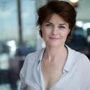 Celine Anne conçoit et produit un contenu original : "1 minute pour 1 talent", un programme court qui met en lumière des artistes contemporains