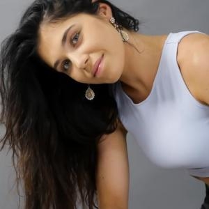 Angie, artiste pluridisciplinaire passionnée par la scène, ses désirs et ses hésitations