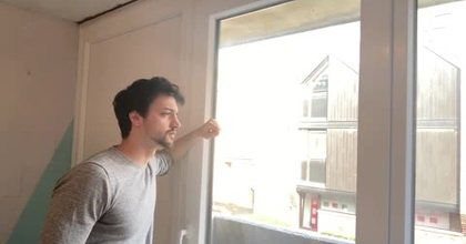 Action: Regarder par la fenêtre de manière anxieuse