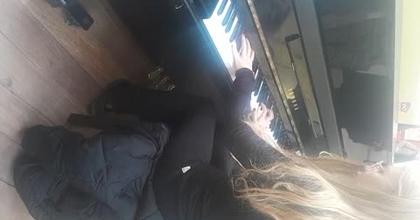 Kenzy au piano devant public