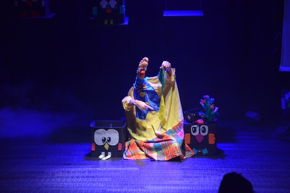 Cirque aérien, magie et marionnettes découvrez l’univers merveilleux du spectacle, Charlie Poppins de Débora Roquebrune.