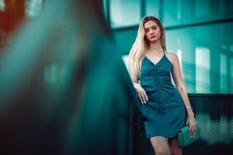 Casting modèle femme blonde pour publicité marque de brosse de luxe