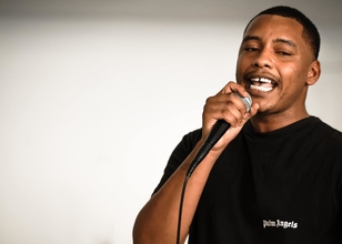 Casting homme noir qui parle créole entre 25 et 60 ans pour performer dans une galerie
