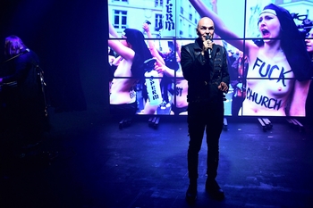 Narcisse Alias Jean-Damien HUMAIR présente son spectacle musical à succès “TOI TU TAIS”